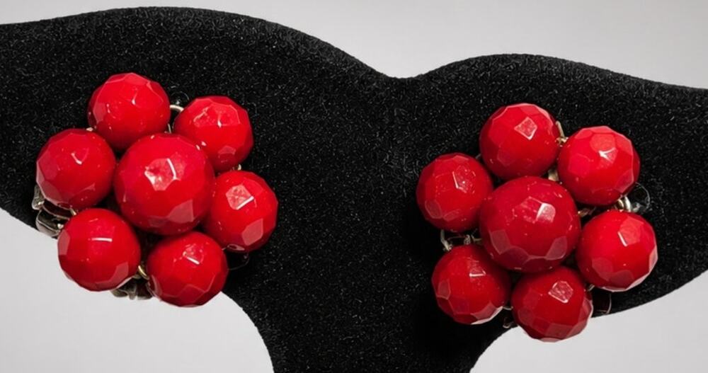 Faceted Red Glass Clip-on Earrings, 7/8" Flower, Silver-tone Vintage rc54